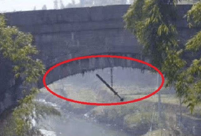 Thanh kiếm treo dưới cây cầu cổ, vì sao hơn 170 năm không ai dám lấy cắp?