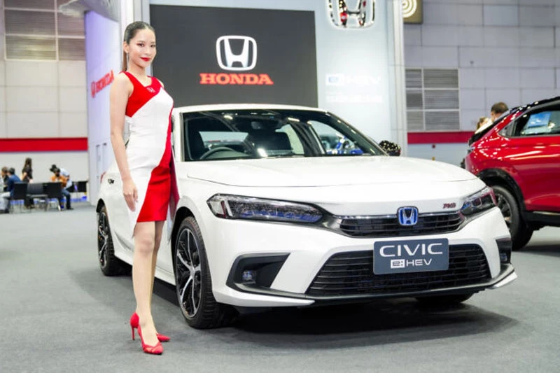 Người đẹp và xe Honda Civic RS.