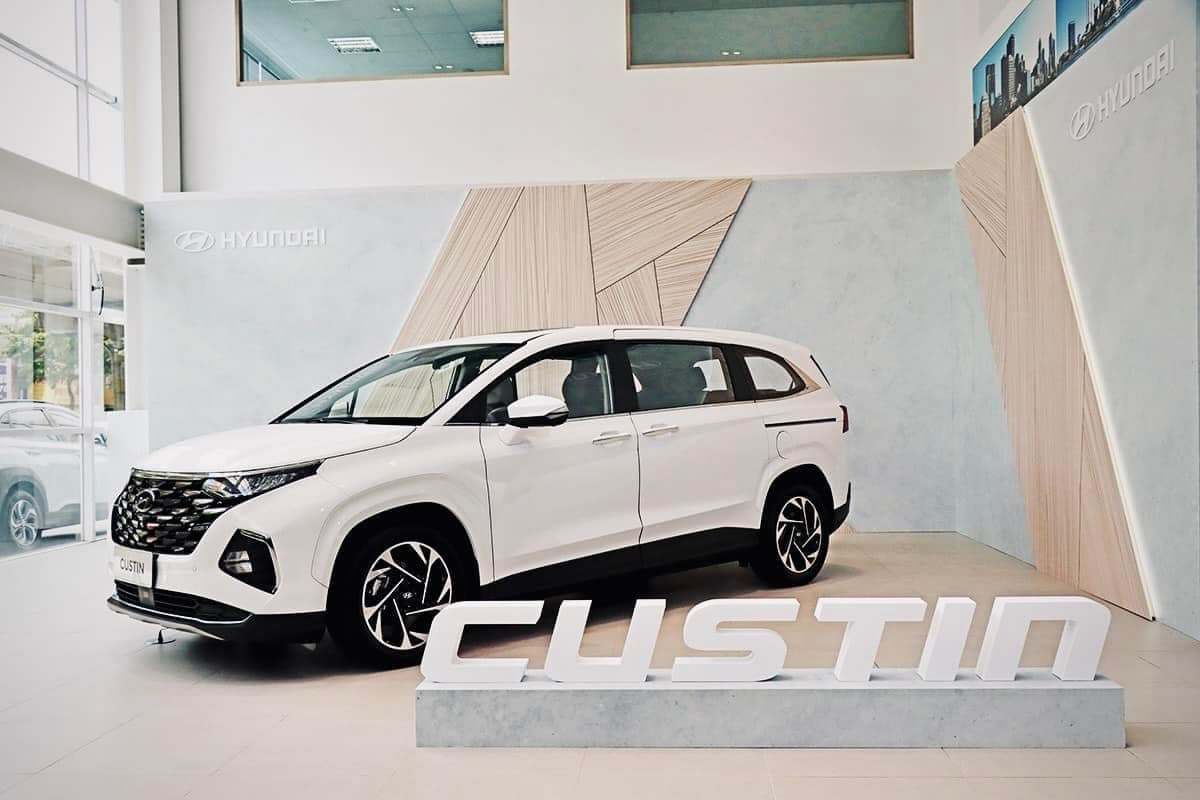 Cận cảnh Hyundai Custin - mẫu MPV 7 chỗ mang gốc gác "Trung Quốc" tại đại lý Việt
