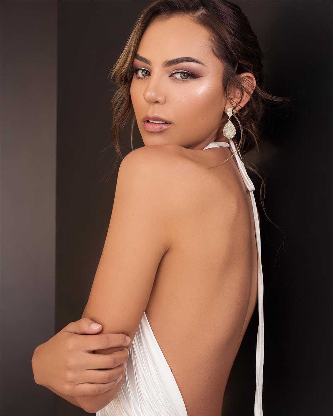 Vận động viên bóng rổ quyến rũ sang Việt Nam thi Hoa hậu Hòa bình ảnh 4