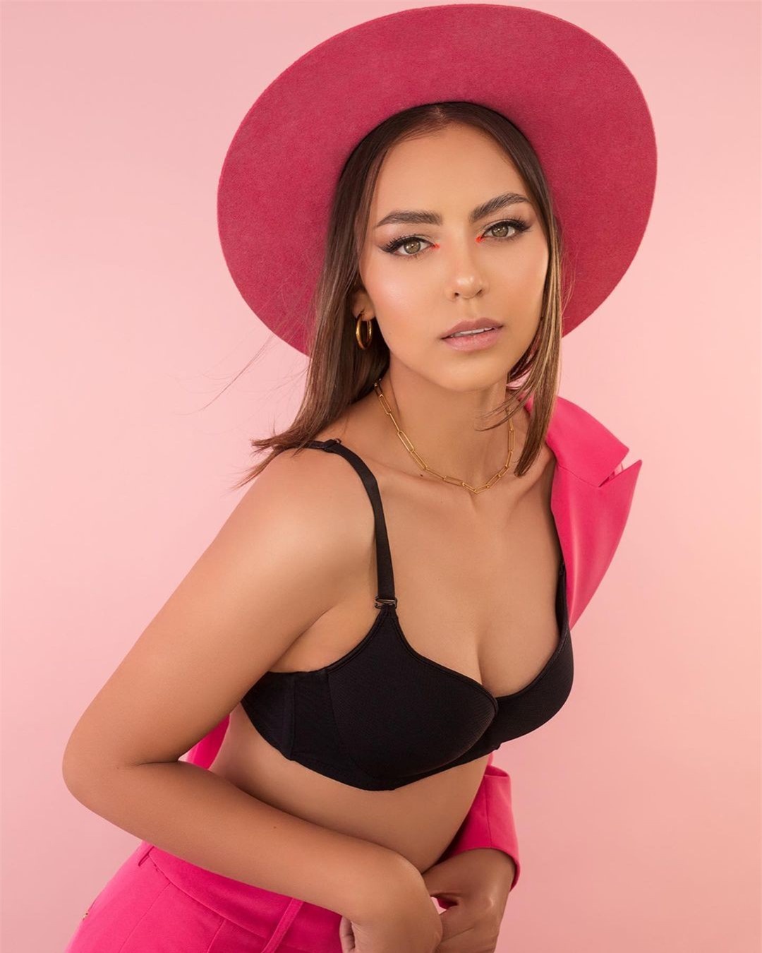 Vận động viên bóng rổ quyến rũ sang Việt Nam thi Hoa hậu Hòa bình ảnh 5