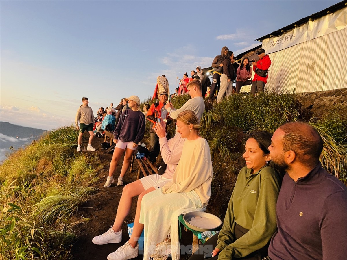 'Săn mây, đón bình minh' trên đỉnh núi lửa Batur ảnh 6