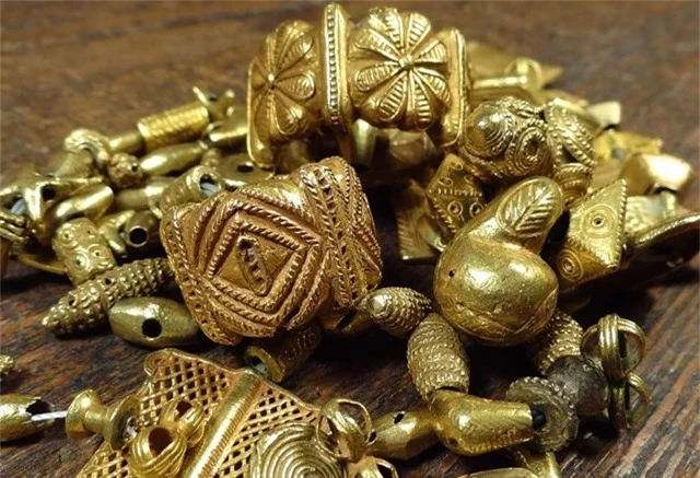 Nguồn vàng tự nhiên khổng lồ đem lại sự giàu có và sức mạnh cho đế chế này. Theo nhiều tài liệu, người Ashanti cổ dùng bụi vàng như loại tiền tệ. 