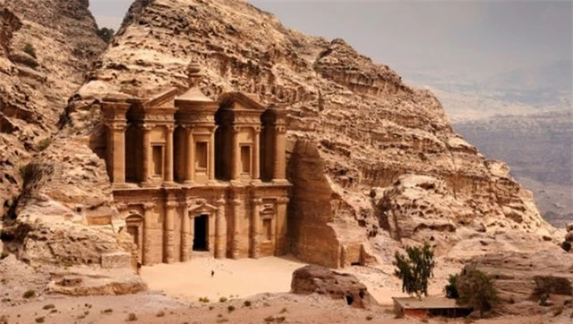 Thành cổ Petra bí ẩn tạc mình trong núi đá. Thành cổ Petra bí ẩn tạc mình trong núi đá.