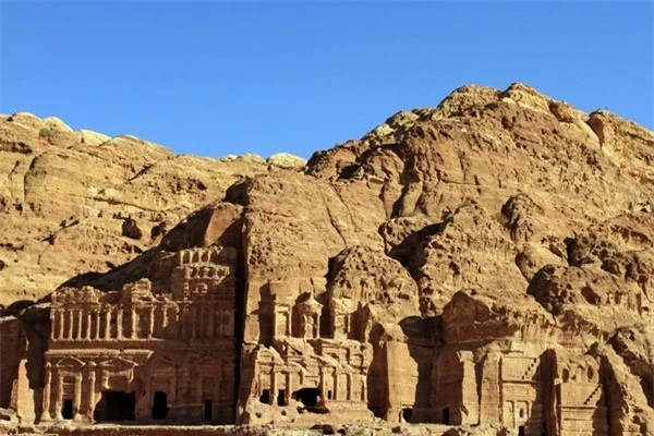 Các ngôi đền, lăng mộ và sảnh đường ở Petra nằm rải rác trong suốt chiều dài của núi đá.