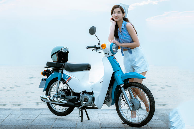 Chiêm ngưỡng các hot girl bên xe số “nhái” Honda Super Cub