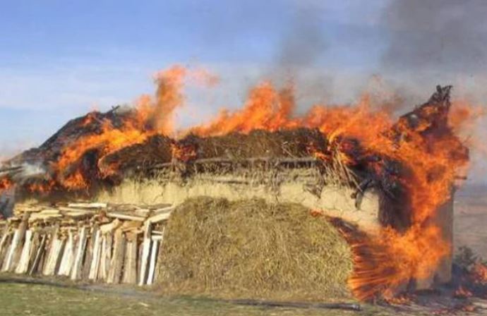 Bí ẩn những “ngôi nhà bốc cháy”: Tại sao người dân tự đốt nhà của mình mỗi 60 năm?