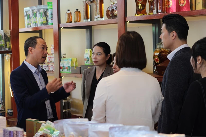 Ông Sử Thanh Hoài giới thiệu các sản phẩm đặc trưng của địa phương trưng bày tại Trung tâm giới thiệu sản phẩm OCOP Lạc Dương.