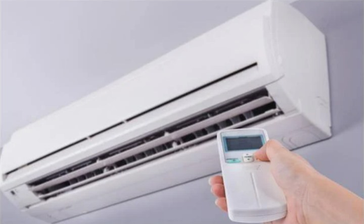 Chiếc điều hòa mang đến sự thoải mái nhưng cũng tiêu tốn nhiều tiền điện mỗi tháng. (Nguồn: Aboluowang)