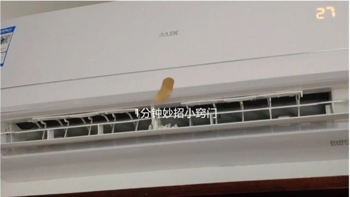 Dán miếng urgo thấm dầu gió lên điều hòa, vị trí dán bên trên miệng thoát gió điều hòa (Nguồn: Aboluowang).