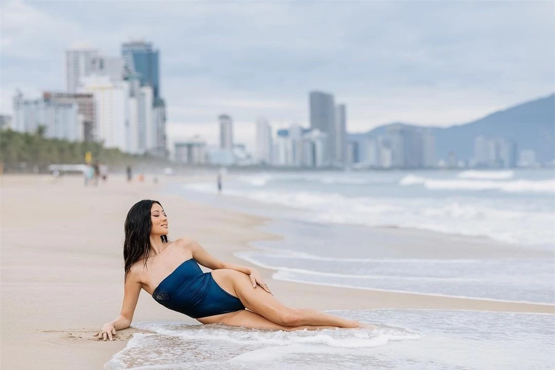 Thí sinh Hoa hậu Hoàn vũ Australia chụp ảnh bikini ở biển Đà Nẵng ảnh 2