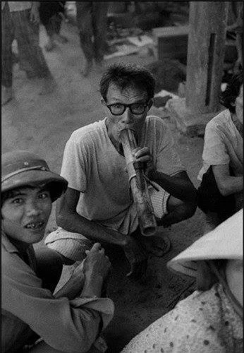 Người đàn ông khoan khoái rít thuốc lào. (Ảnh: Ferdinando Scianna/ Magnum Photos)