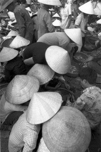 Một góc chợ cá. (Ảnh: Ferdinando Scianna/ Magnum Photos)