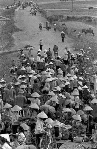 Họp chợ trên đường làng. (Ảnh: Ferdinando Scianna/ Magnum Photos)