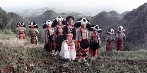  Dân bản địa ở Lục Bàn Thủy, Qúy Châu, Trung Quốc. Những người thuộc bộ lạc 'Miêu sừng dài' của Trung Quốc. Đặc trưng của họ chính là chiếc mũ tết bằng tóc rụng của phụ nữ. Người mẹ sẽ trao chiếc mũ cho con gái khi cô ấy lấy chồng. 