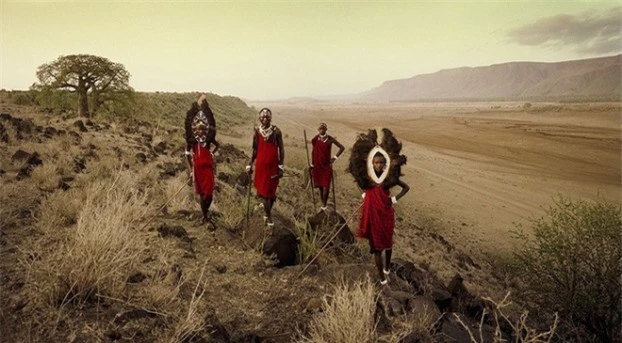  Những người Masai sống ở Tarangire, Rift Escarpment, Tanzania. Đàn ông Masai vẫn giữ nghi thức trưởng thành cổ xưa, tộc trưởng sẽ nhổ một chiếc răng cửa của một chàng trai. Ngoài ra, người đàn ông Masai trưởng thành còn xâu lỗ tai, đeo dao bên mình và tay cầm giáo nhọn để đi săn. 