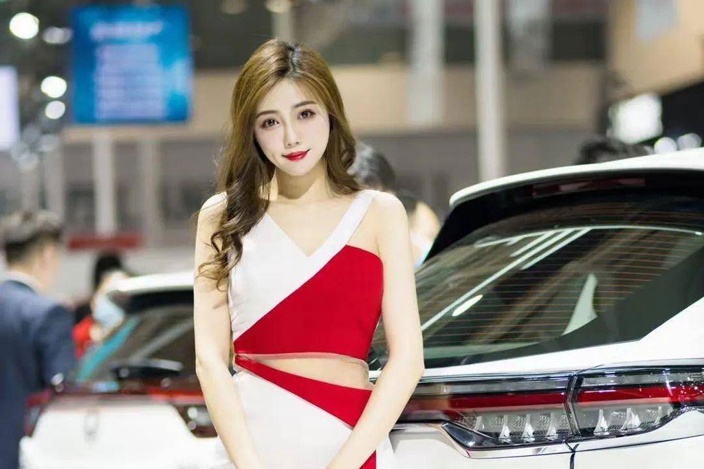 Không thể rời mắt trước vẻ đẹp của dàn chân dài bên xe hơi