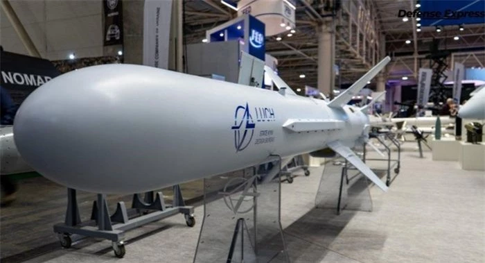 Truyền thông phương Tây cho rằng Ukraine thực sự đang sở hữu một biến thể của tên lửa Neptune để tấn công mặt đất với đầu đạn trọng lượng 350 kg và tầm bắn 400 km, nhưng đây cũng có thể xem là vũ khí mới hoàn toàn.