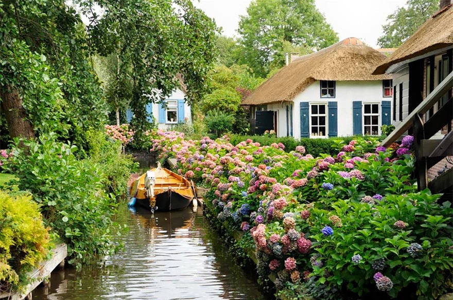Thị trấn "cổ tích" Giethoorn ở Hà Lan: Hơn 7 thế kỷ không có đường bộ mà phải chèo thuyền - Ảnh 1.