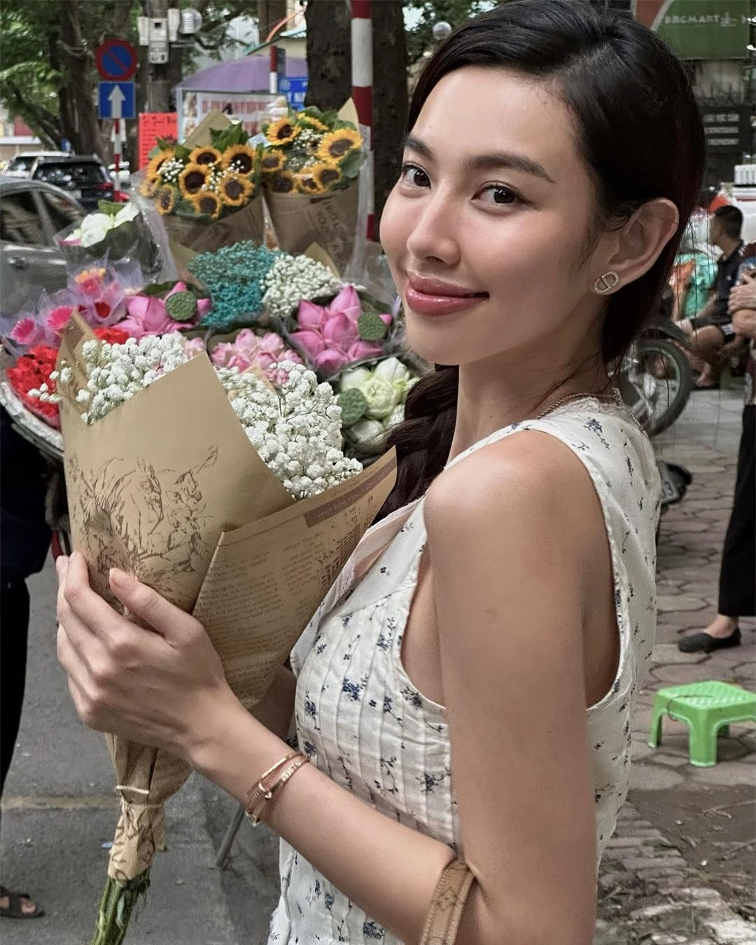 Hoa hậu Thùy Tiên tranh thủ đi chụp ảnh với xe hoa trong chuyến công tác Hà Nội. Khác với hình ảnh quyền lực, sắc sảo tại các sự kiện, Thùy Tiên ở ngoài đời giản dị và gần gũi hơn rất nhiều.