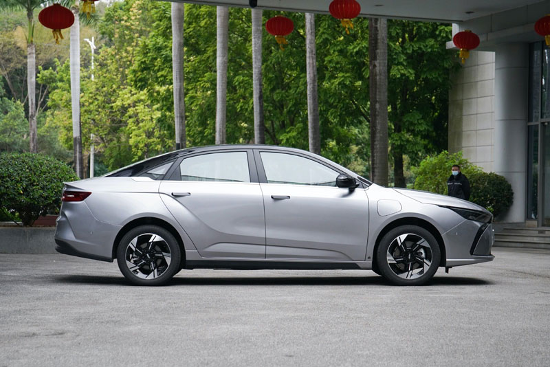 Sedan đẹp long lanh, công suất 204 mã lực, giá rẻ bất ngờ