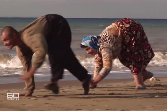 Lạ lùng gia đình di chuyển bằng 4 chân ở Thổ Nhĩ Kỳ