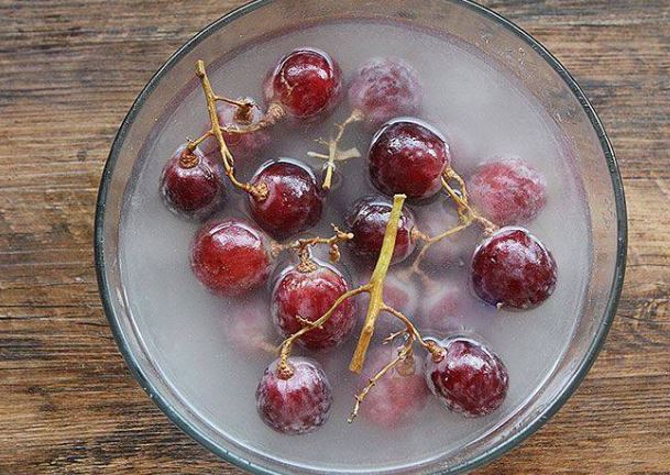 Nho mua về đừng chỉ rửa với nước, làm ngay bước này để yên tâm ăn hết cả vỏ mà vẫn an toàn