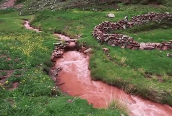 Dòng sông kỳ lạ chuyển màu đỏ như máu mỗi khi mùa đông đến, nghe tên là thấy quen