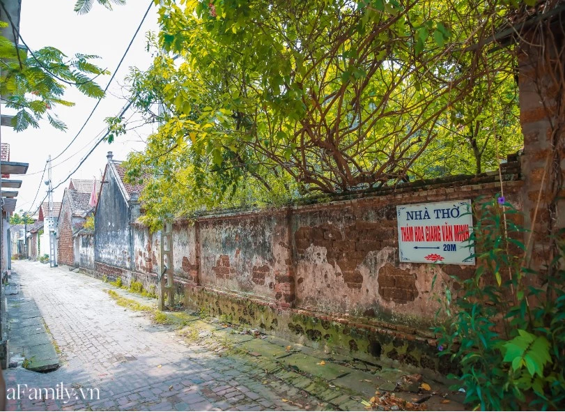 Quanh làng cổ Đường Lâm nơi đâu cũng thể hiện nét cổ kính từ những bức tường đá ong đến con đường lát gạch.