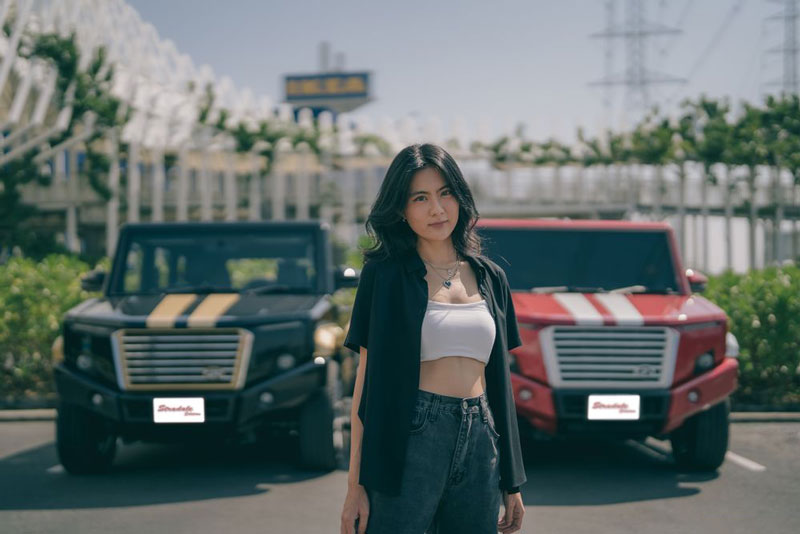 CLIP: Người đẹp khoe dáng bên ôtô độ