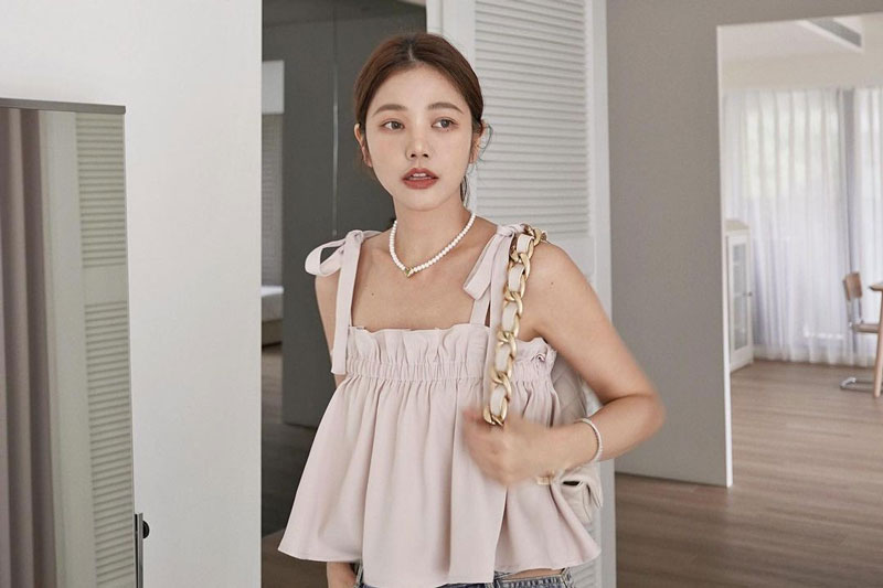 Ở tuổi 48, nhà thiết kế thời trang vẫn trẻ trung như gái đôi mươi 