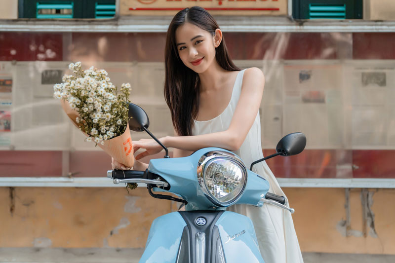 Người đẹp 10x bên 'xe tay ga quốc dân'