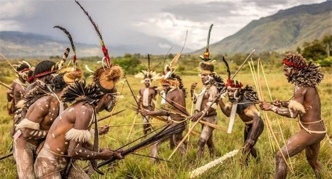 Các thổ dân tham gia một nghi thức trong Lễ hội thung lũng Baliem