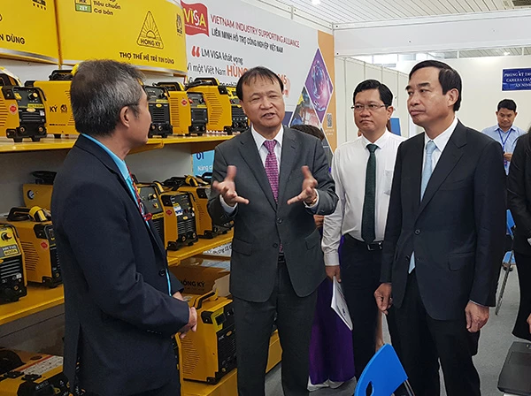 Thứ trưởng Bộ Công Thương Đỗ Thắng Hải cùng Chủ tịch UBND TP Đà Nẵng Lê Trung Chinh đến thăm các gian hàng và trao đổi với các doanh nghiệp tham gia hội chợ triển lãm công nghiệp hỗ trợ và chế biến chế tạo TP Đà Nẵng năm 2023.