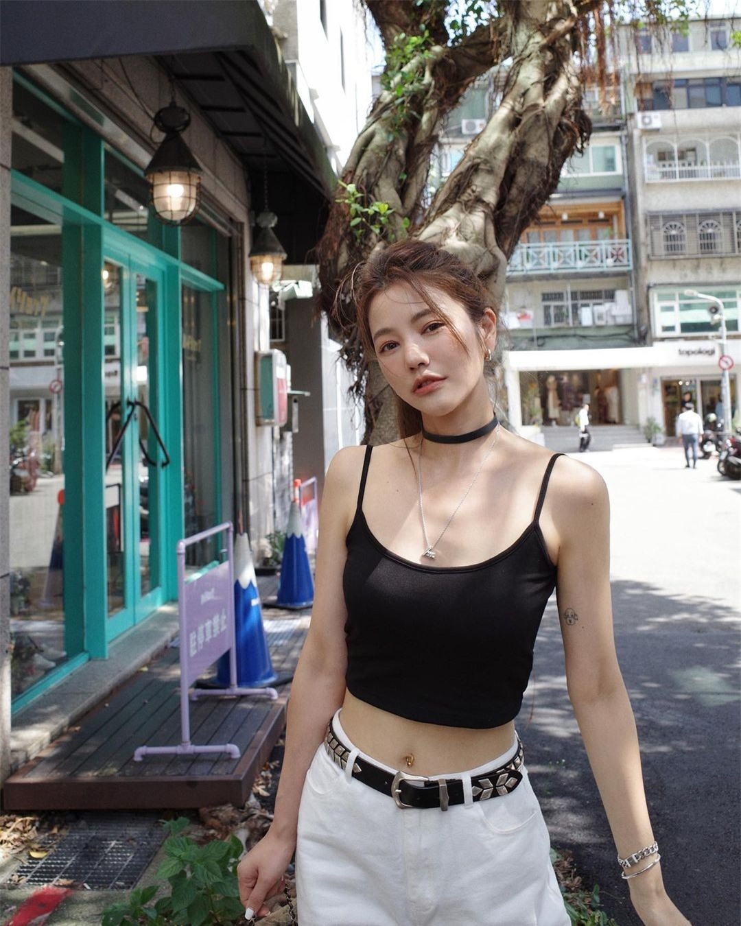 Nhà thiết kế thời trang như gái đôi mươi ở tuổi 48 ảnh 11