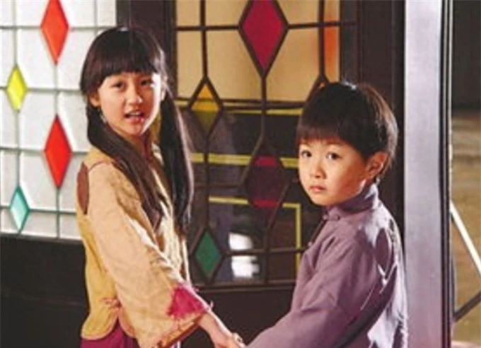 Lục Tử Nghệ (bên trái) được gia đình ủng hộ khi theo đuổi sự nghiệp diễn xuất
