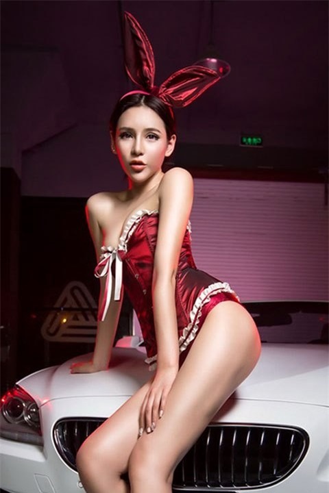 Thỏ xinh khoe dáng gợi cảm bên xế hộp ảnh 7