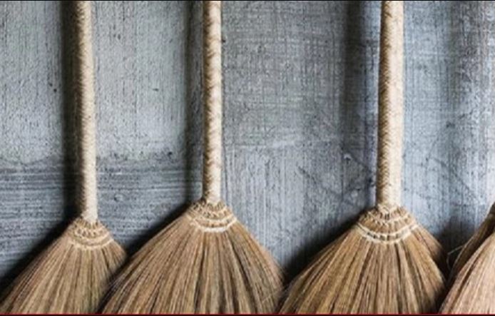 Những vị trí không nên để chổi quét nhà