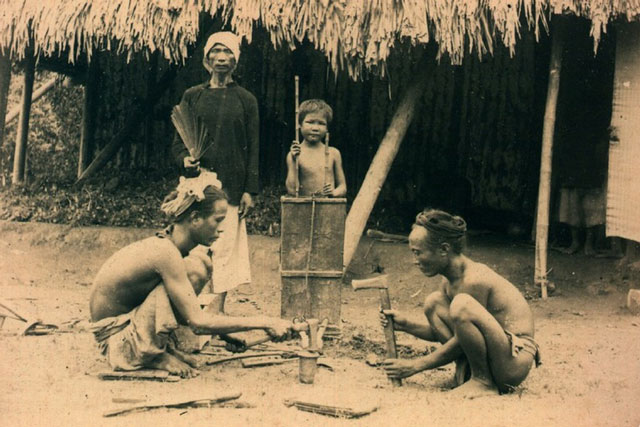 Thợ rèn đang làm việc tại xưởng rèn cực kỳ đơn sơ. Thợ rèn đang làm việc tại xưởng rèn cực kỳ đơn sơ.