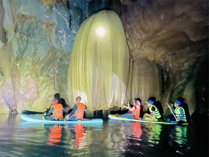Cận cảnh vẻ đẹp mê hồn của hang Sơn Nữ vừa phát hiện ở Quảng Bình - Ảnh 2.