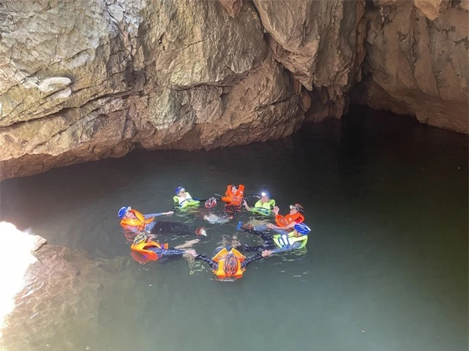 Cận cảnh vẻ đẹp mê hồn của hang Sơn Nữ vừa phát hiện ở Quảng Bình - Ảnh 16.