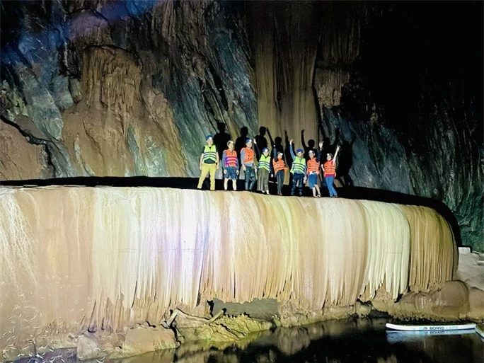 Cận cảnh vẻ đẹp mê hồn của hang Sơn Nữ vừa phát hiện ở Quảng Bình - Ảnh 17.