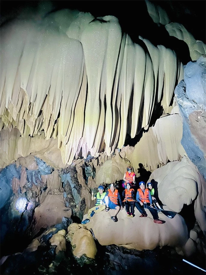 Cận cảnh vẻ đẹp mê hồn của hang Sơn Nữ vừa phát hiện ở Quảng Bình - Ảnh 10.
