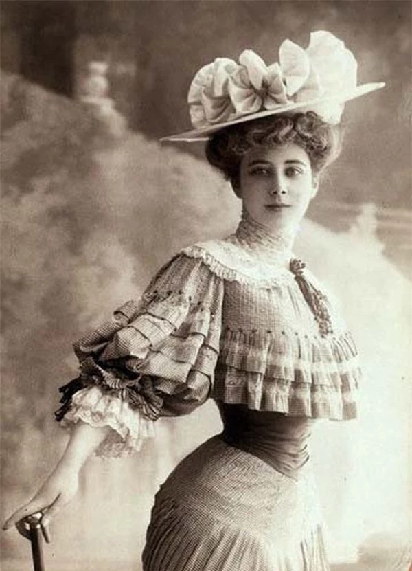 Người phụ nữ những năm 1900 với vẻ đẹp dịu dàng, chuẩn mực và đường cong quyến rũ.