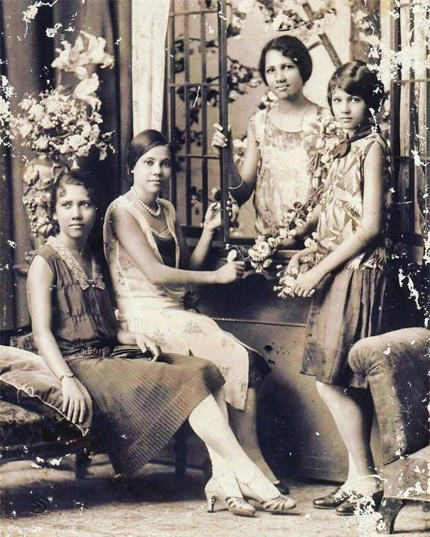 Bốn chị em gái trong một gia đình người Philippines ở thế kỉ 20.