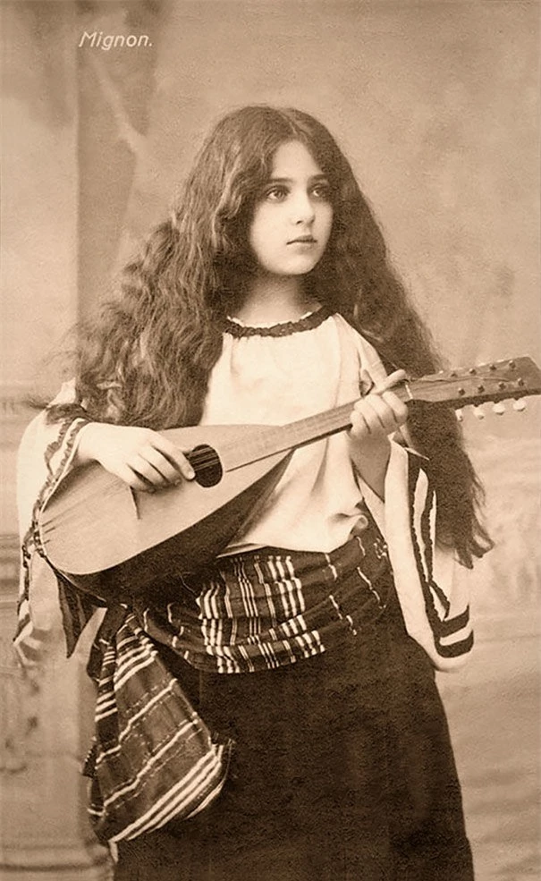 Người thiếu nữ Di-gan với cây đàn Mandolin.