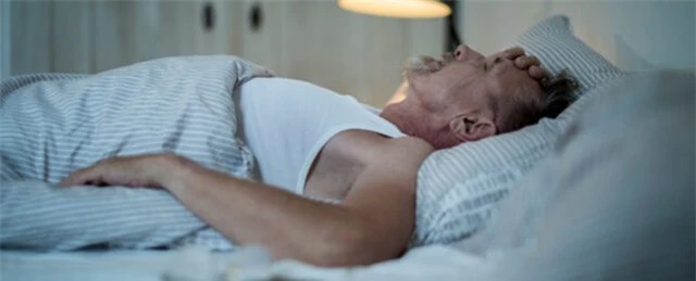 Chỉnh nhiệt độ điều hòa thế nào để bạn và đặc biệt là người cao tuổi có 1 giấc ngủ ngon? - Ảnh 1.