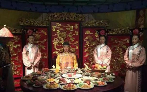 Những quy tắc khiến hoàng đế dù ăn toàn sơn hào hải vị cũng không bị béo phì