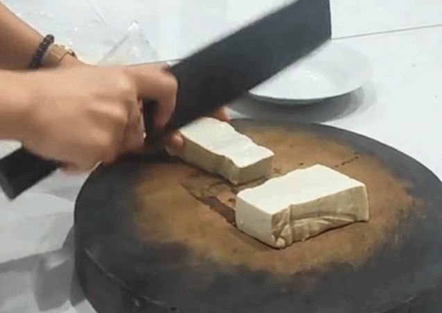 Cô gái chặt đậu như chặt thịt gà khiến dân mạng bật cười: "Kiểu này lại định thể hiện với hàng xóm đây"