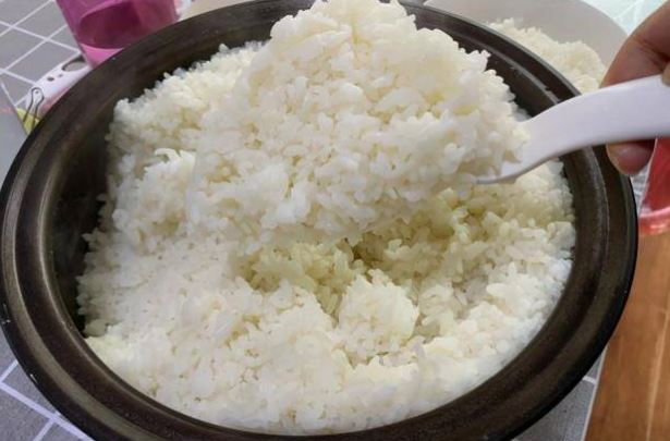 Nấu cơm bằng nước nóng hay nước lạnh thì cơm sẽ dẻo ngon nhất?